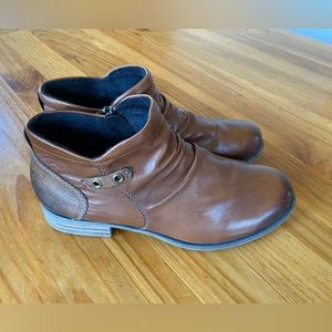 Like New Remonte Zip Leather Ankle Booties